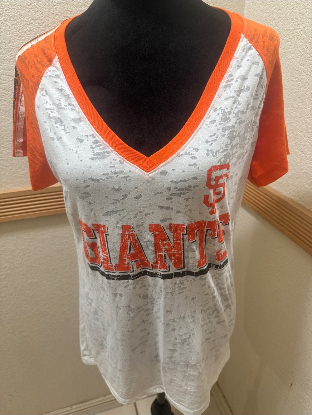 NWT SF Giants Women’s V neck tee size L